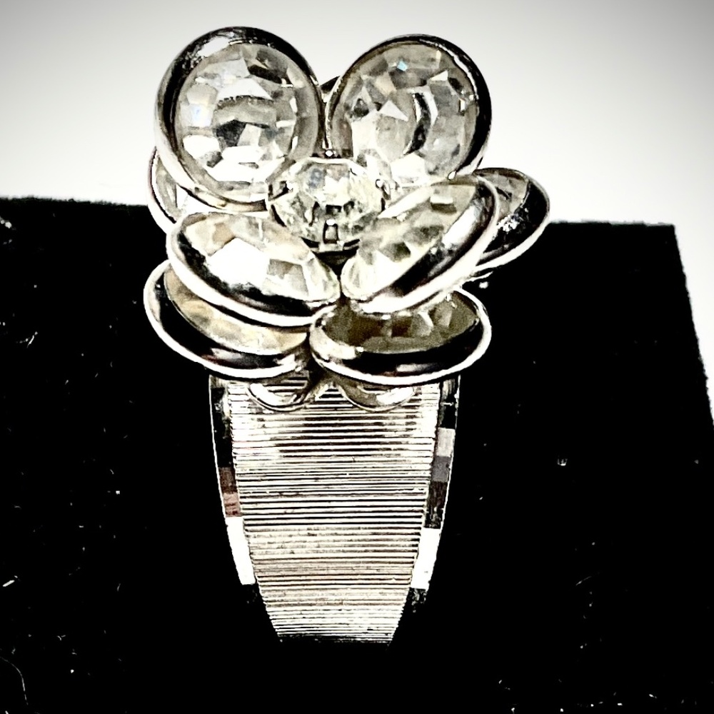 Seventies Flower Petal Ring Silver Clear Gemstone Center Stone Ribbed Band Sz 6